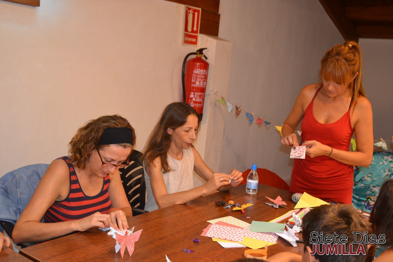 Un total de quince personas de todas las edades aprendieron origami con María Martínez