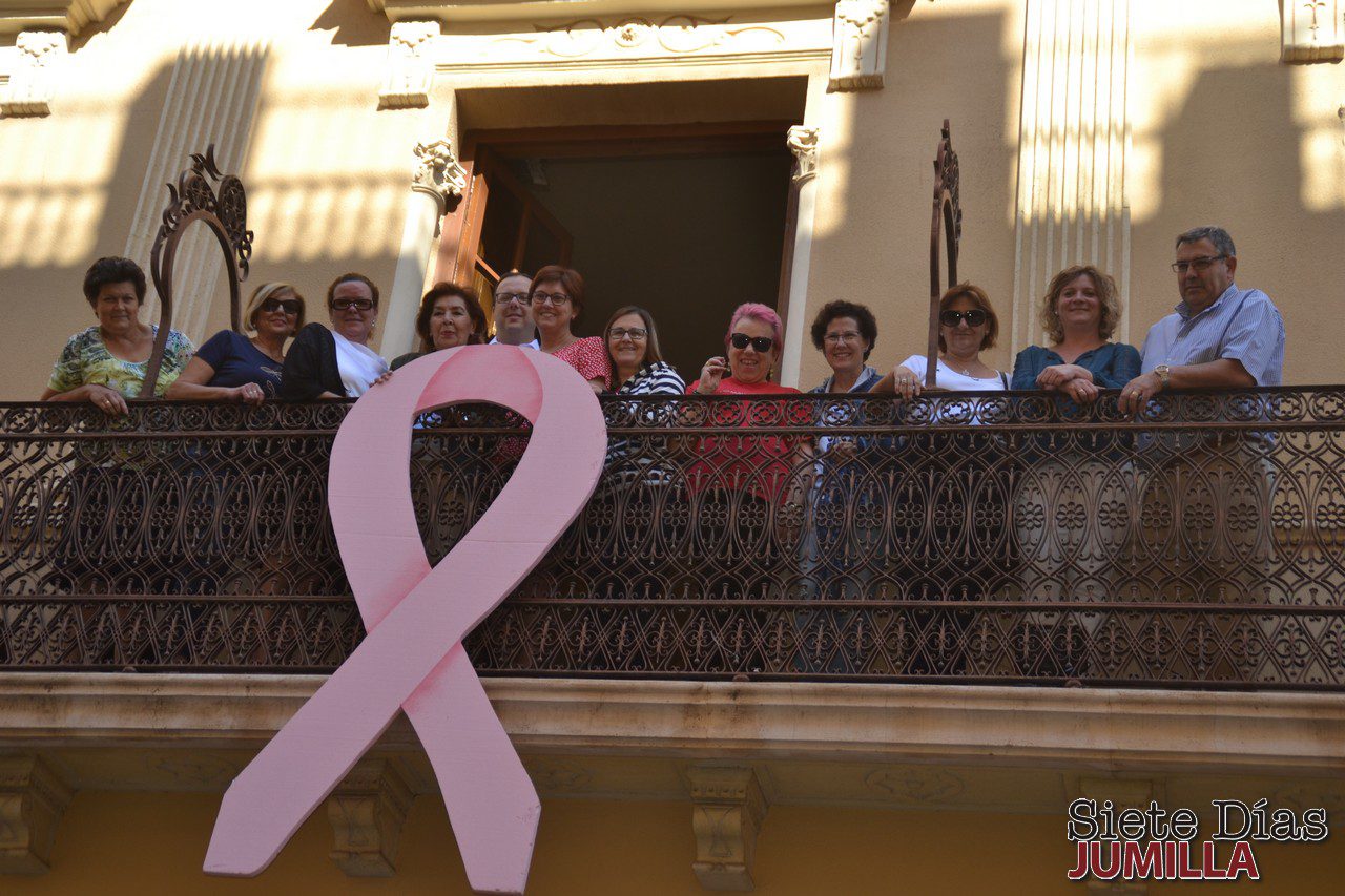 El lazo rosa contra el cáncer de mama ya luce en el balcón del Ayuntamiento