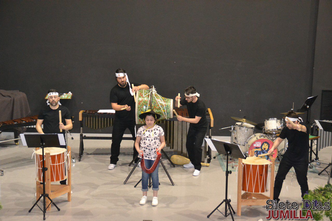 El grupo PercusionÉ enseñó la historia de la percusión con un show de lo más divertido