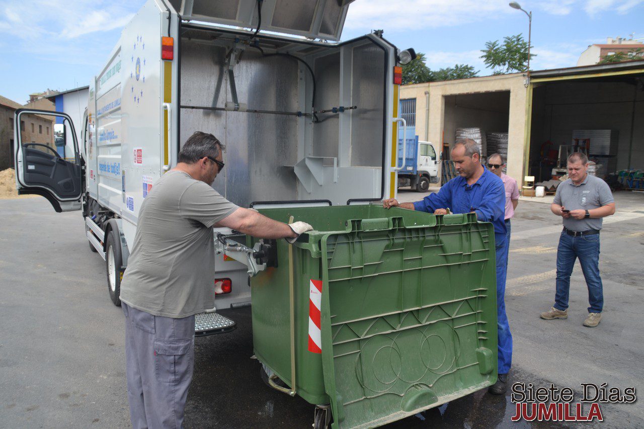 Se aprueban varios contratos menores para limpieza, contenedores y mobiliario urbano