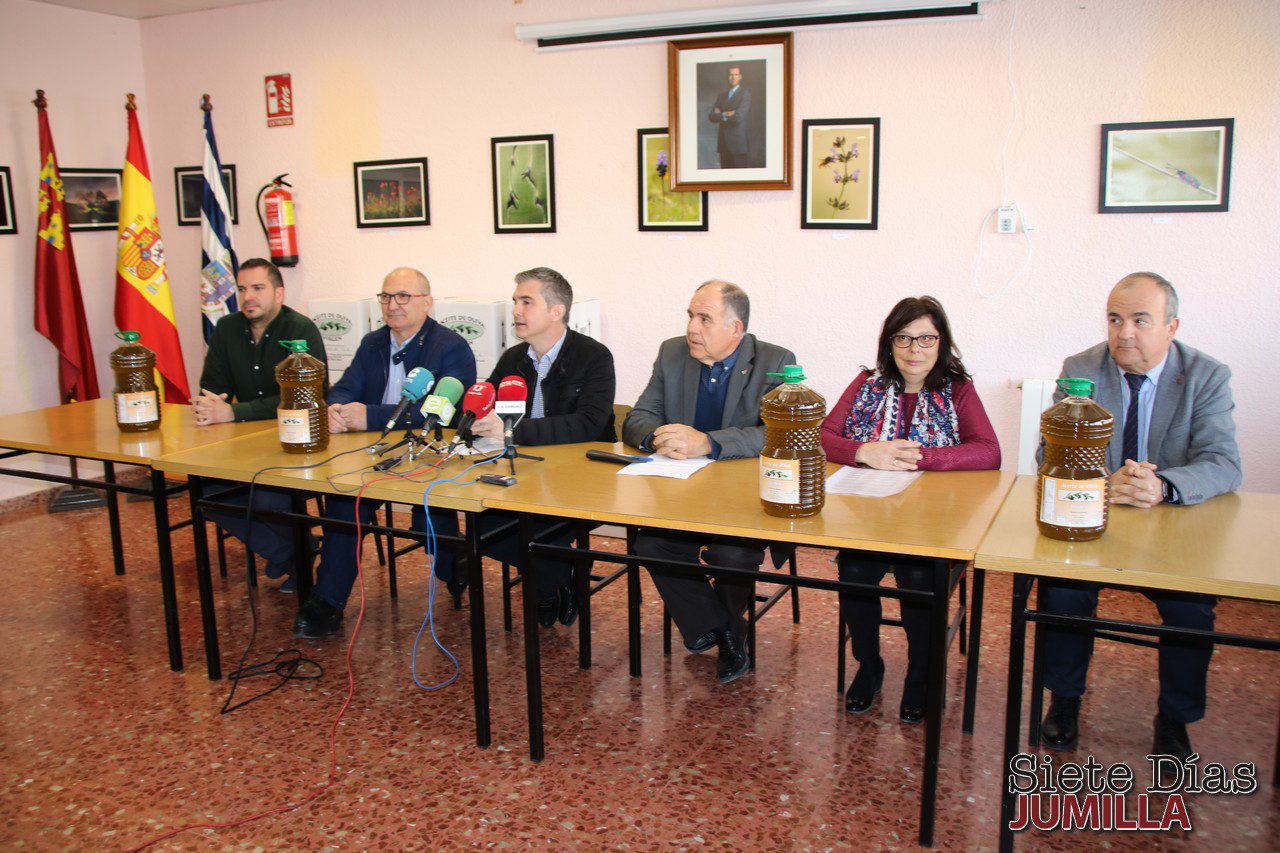 Miguel Ángel Del Amor entregó en Jumilla el aceite del CIFEA a cinco entidades benéficas
