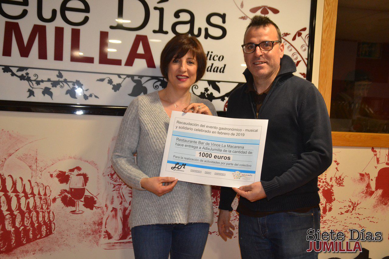 Bar de Vinos La Macarena hace entrega del cheque de 1.000 euros a AdixJumilla