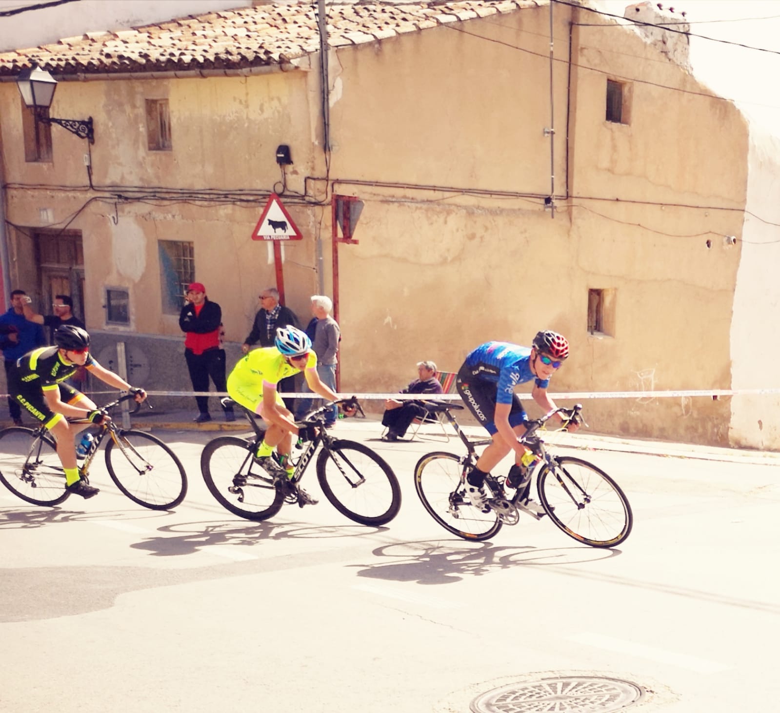 La Escuela de Ciclismo de Jumilla se dejó ver en Ayora y Torreagüera