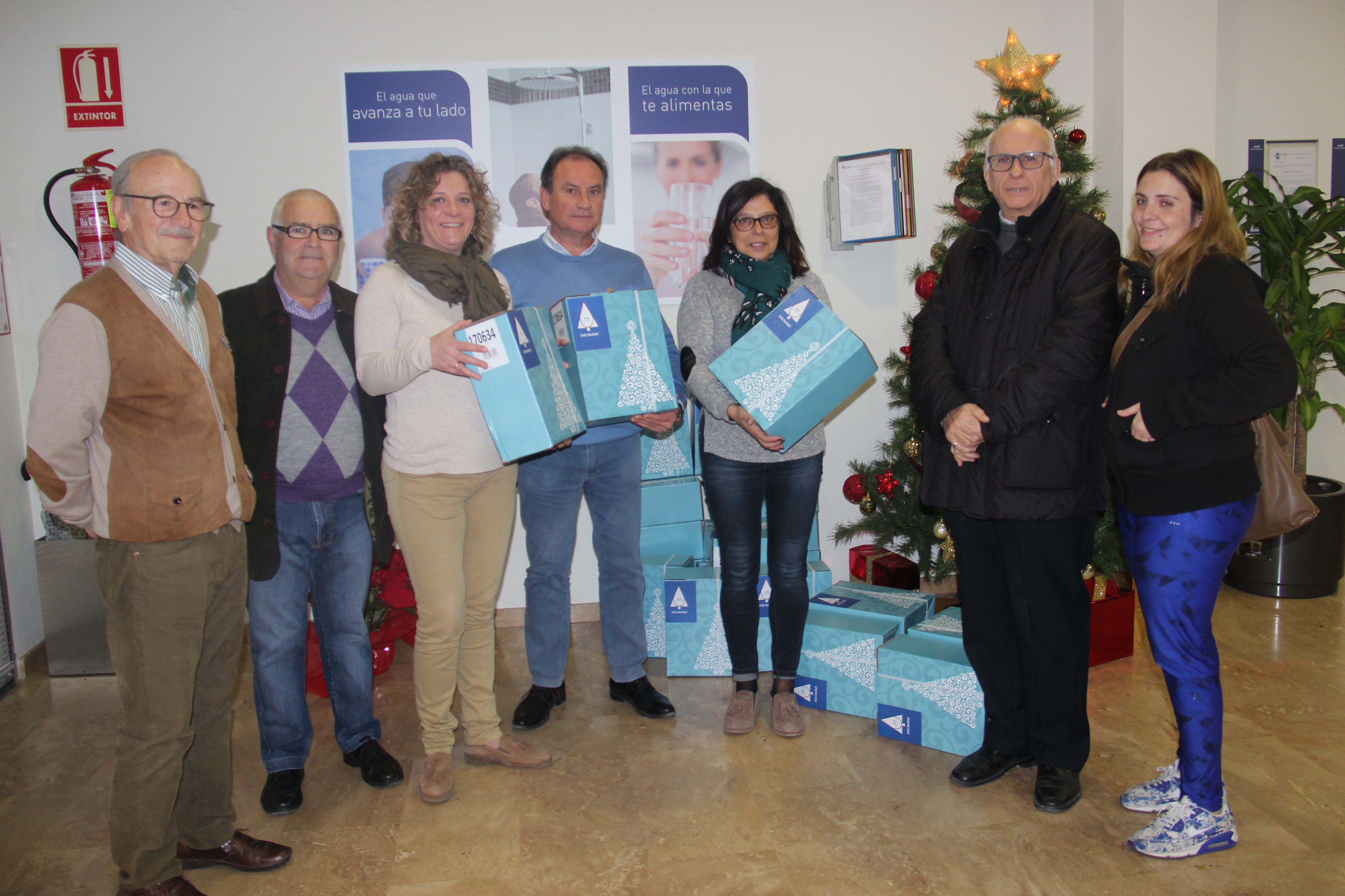 La empresa Aguas de Jumilla hace entrega de 25 lotes de productos navideños a Cáritas