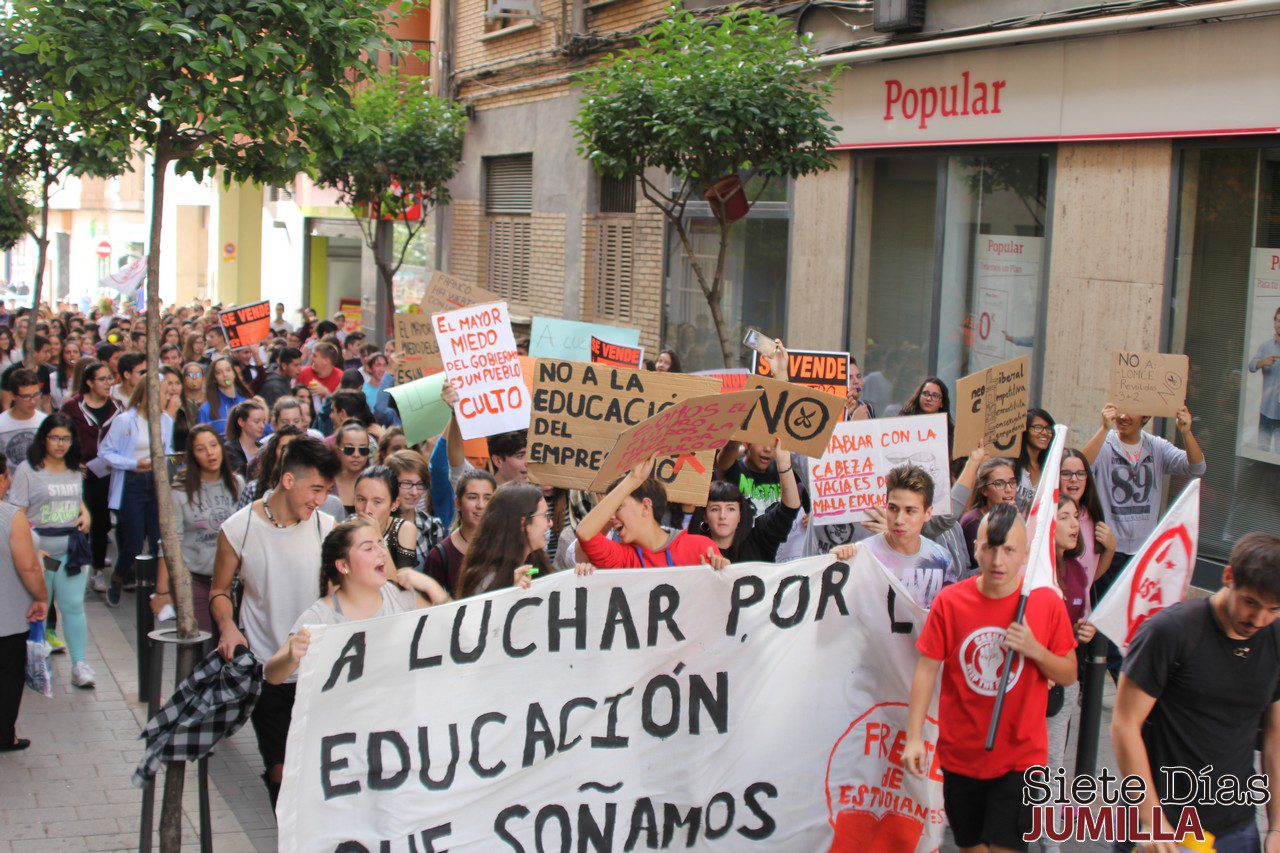 Medio millar de estudiantes se manifiestan en contra de la reválida y la ley LOMCE