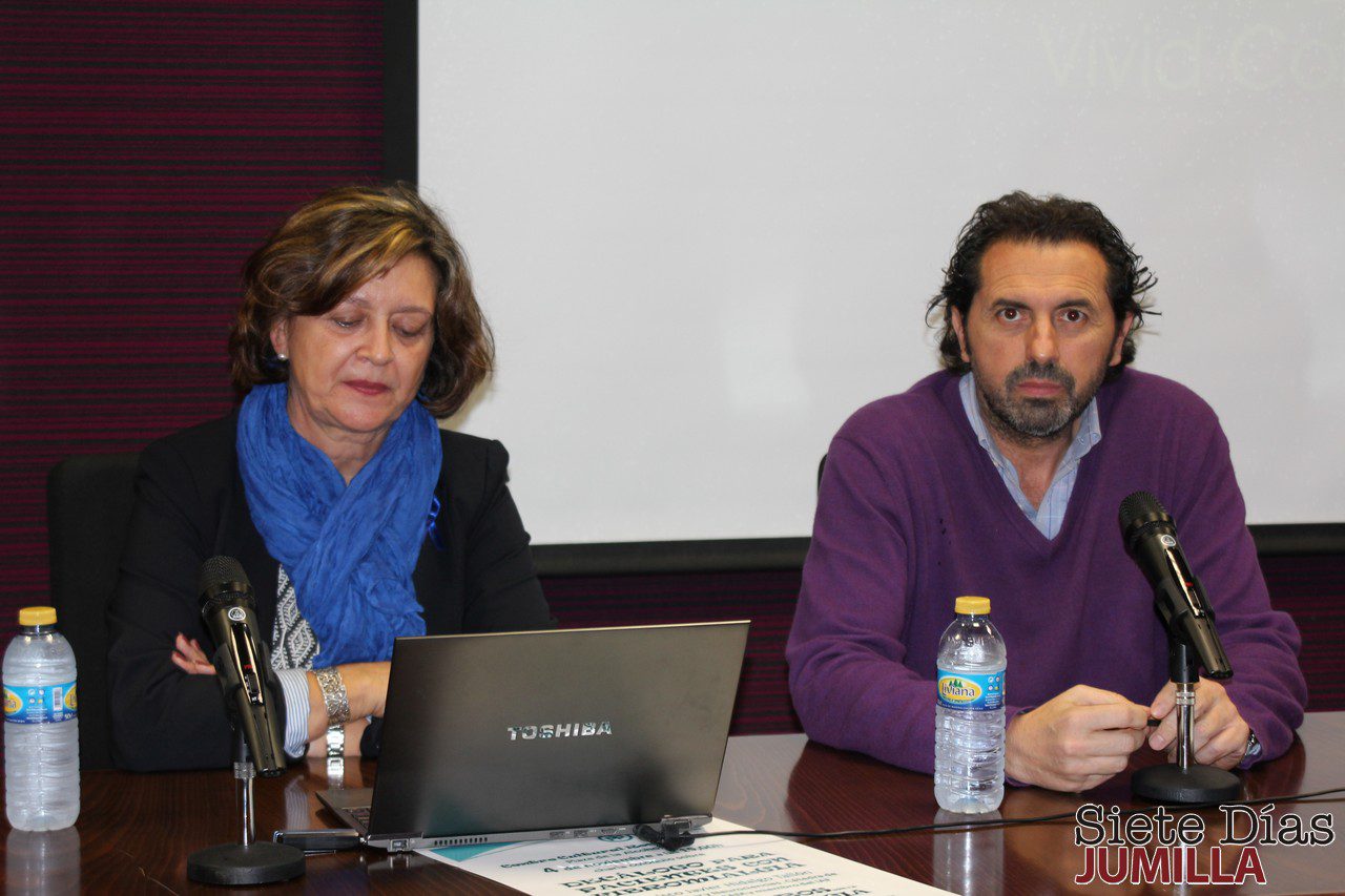 El doctor Hidalgo Tallón y María Ángeles Ayala, ofrecieron una charla sobre Fibromialgia en el Roque Baños