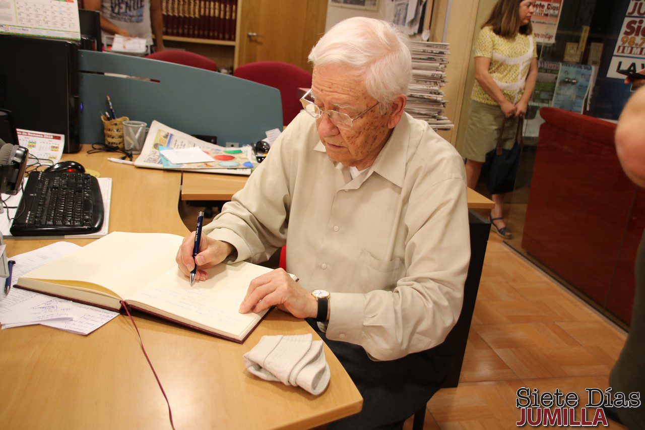 Miguel Marín Padilla visitó Siete Días y firmó en su libro de honor