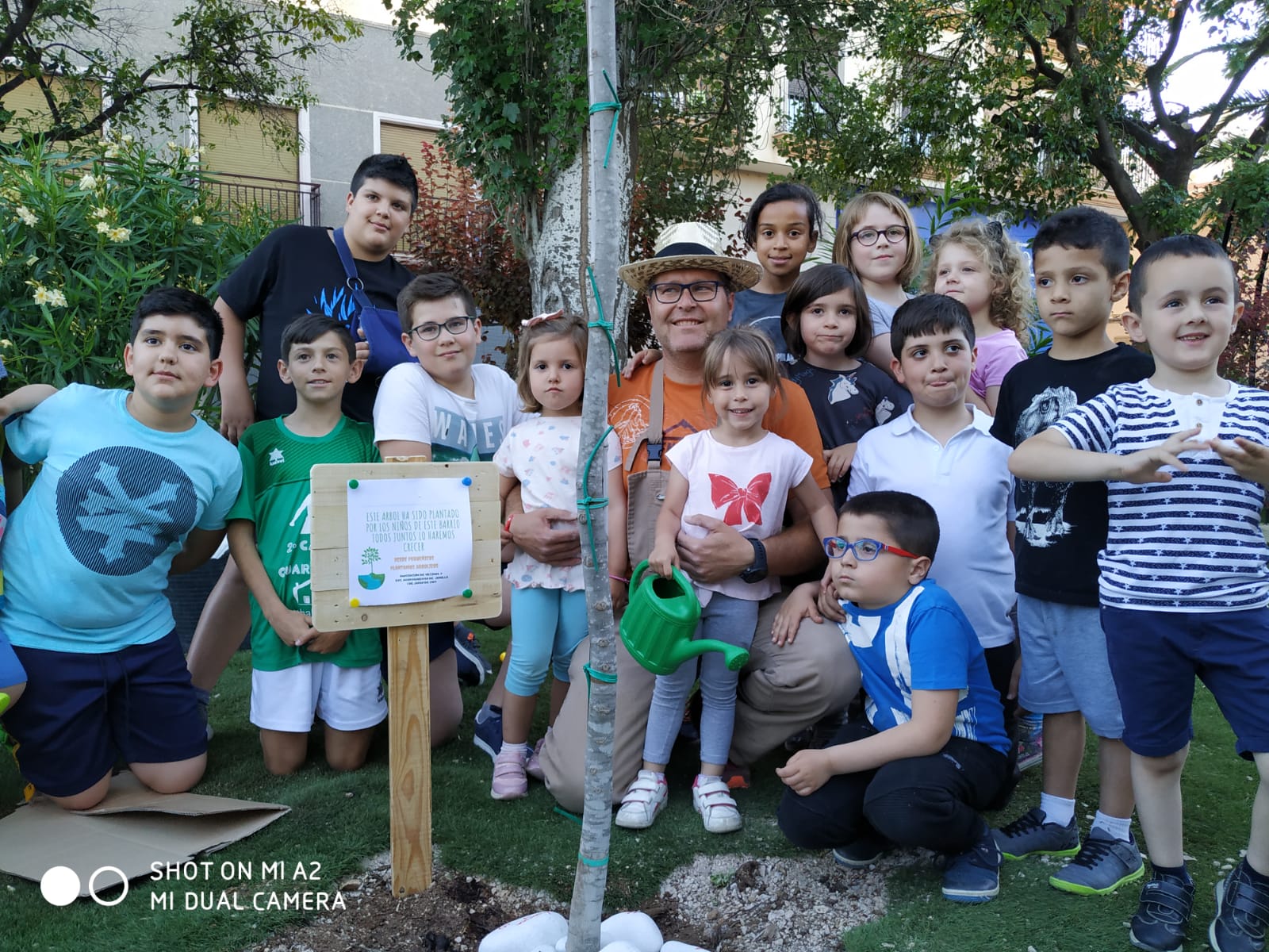 Vecinos de San Juan inauguran el verano y los más pequeños plantan un árbol