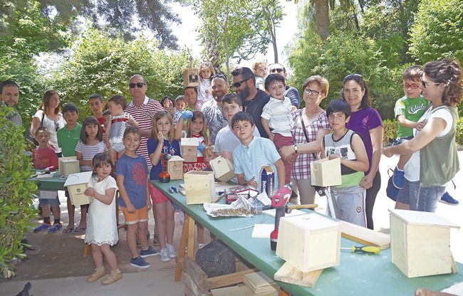 Los niños y niñas construyeron más de medio centenar de cajas nido en un taller de Stipa