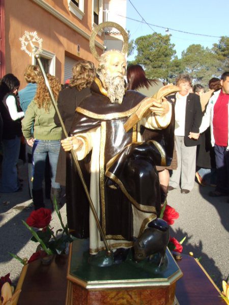 El barrio de San Antón arranca sus fiestas mañana viernes con una eucaristía, el traslado de la imagen del santo y el encendido de hogueras.