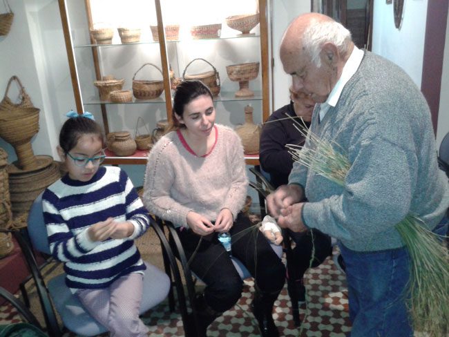 Un total de 15 personas, de todas las edades, participaron en el taller ‘Trabajamos el esparto’ que ofreció el artesano Francisco Jiménez