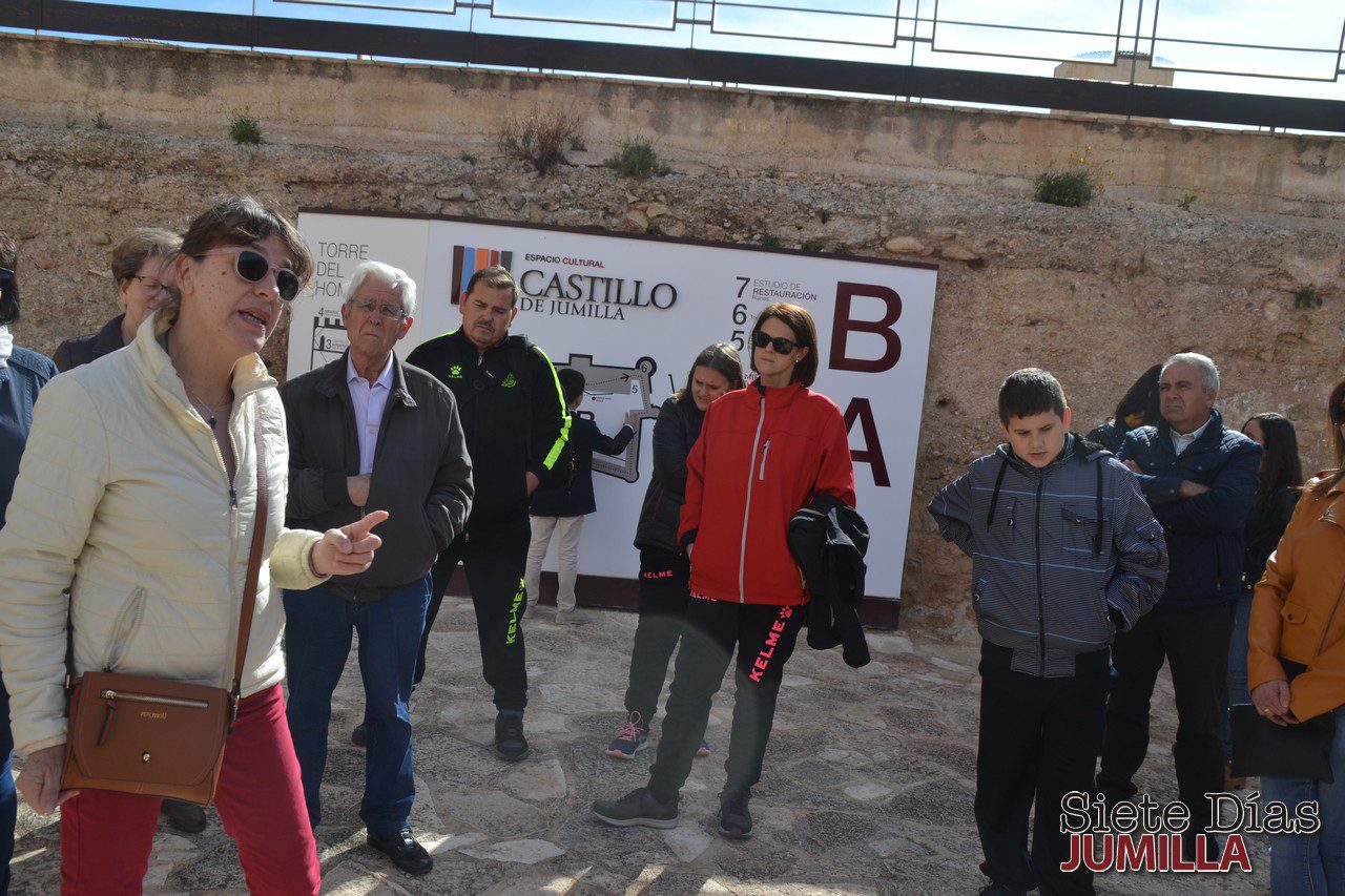 El Castillo recibe a una treintena de personas en la visita dominical que ofertó la agenda cultural