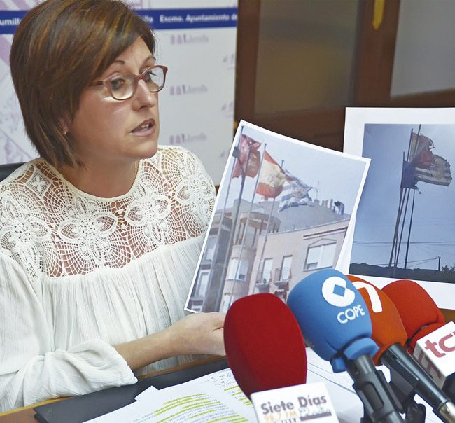 La alcaldesa afirma: “El PP no respeta la bandera de España, sino que la utiliza”