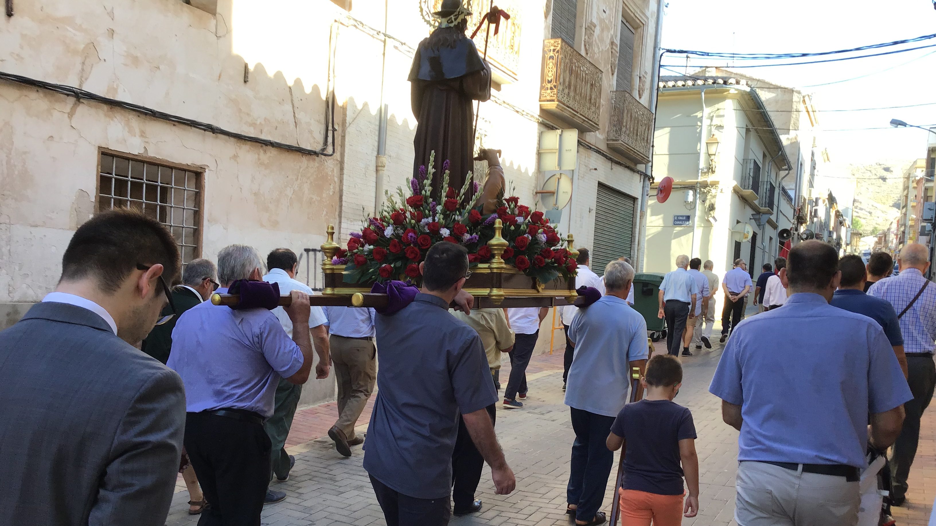 La procesión de San Roque se luce el día de su festividad en plena Feria y Fiestas