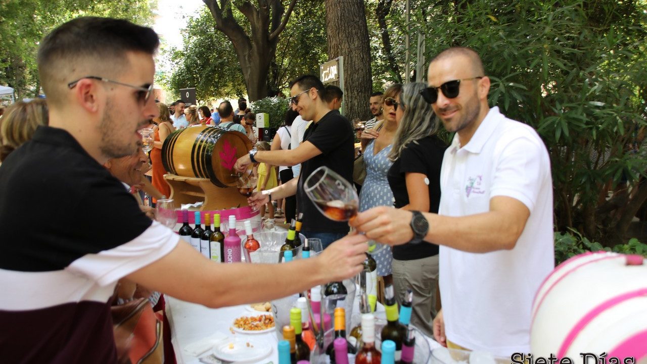 Vecinos y visitantes combaten el calor con el vino de Jumilla en la Miniferia