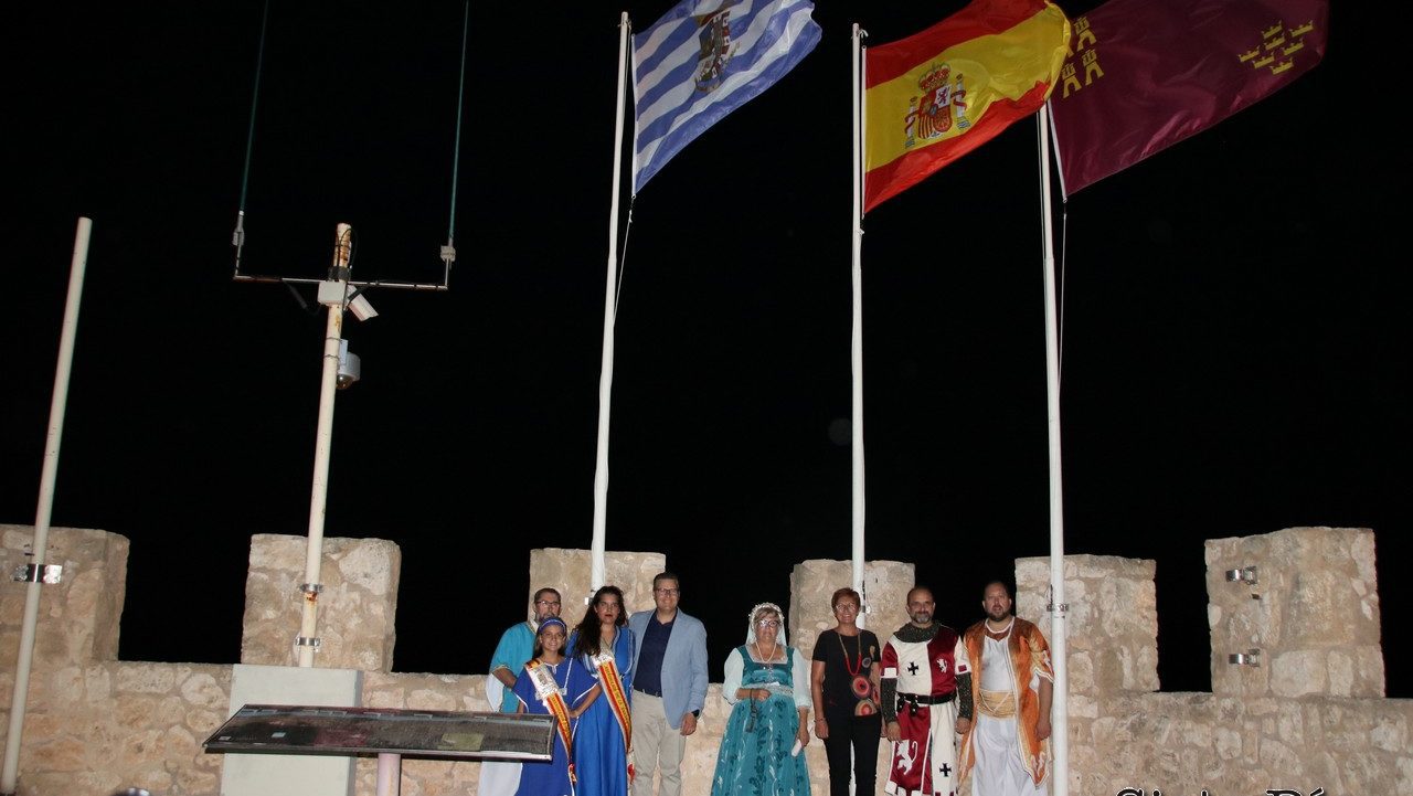 La alcaldesa cedió las llaves del Castillo a los Moros y Cristianos para dar inicio a sus fiestas