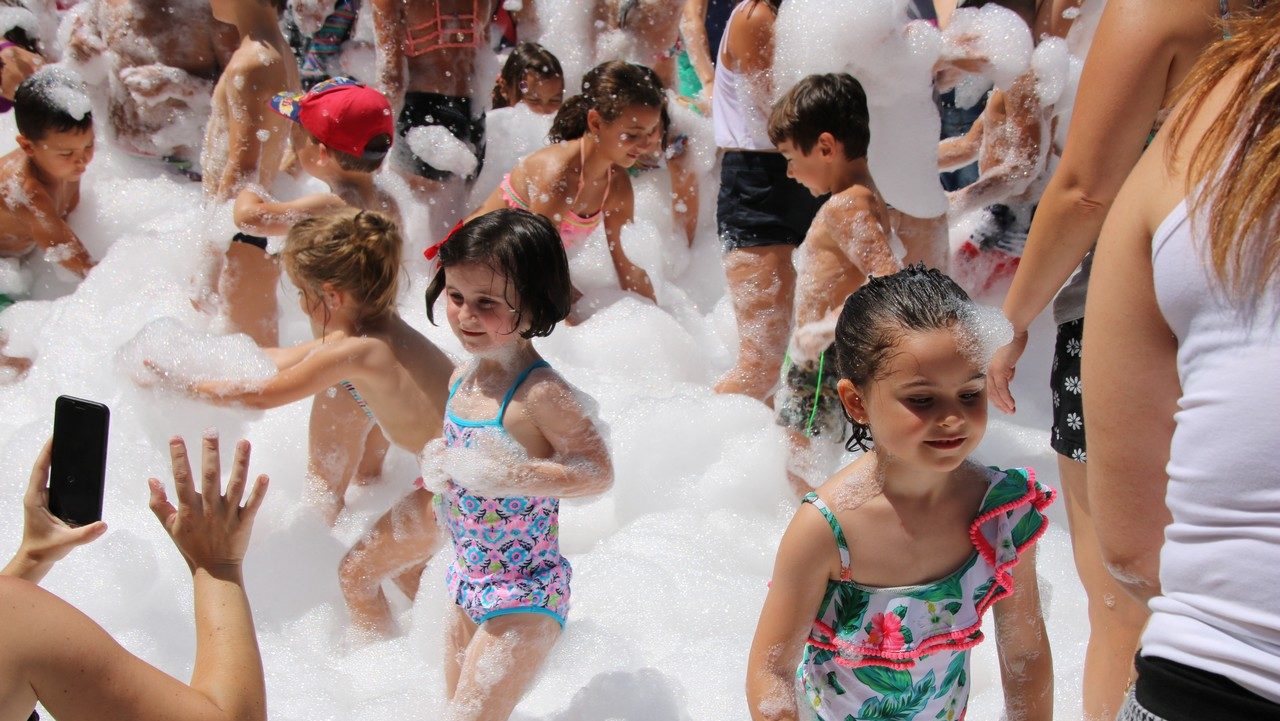 Centenares de niños asisten al parque acuático y fiesta de la espuma en el Mariano Suárez