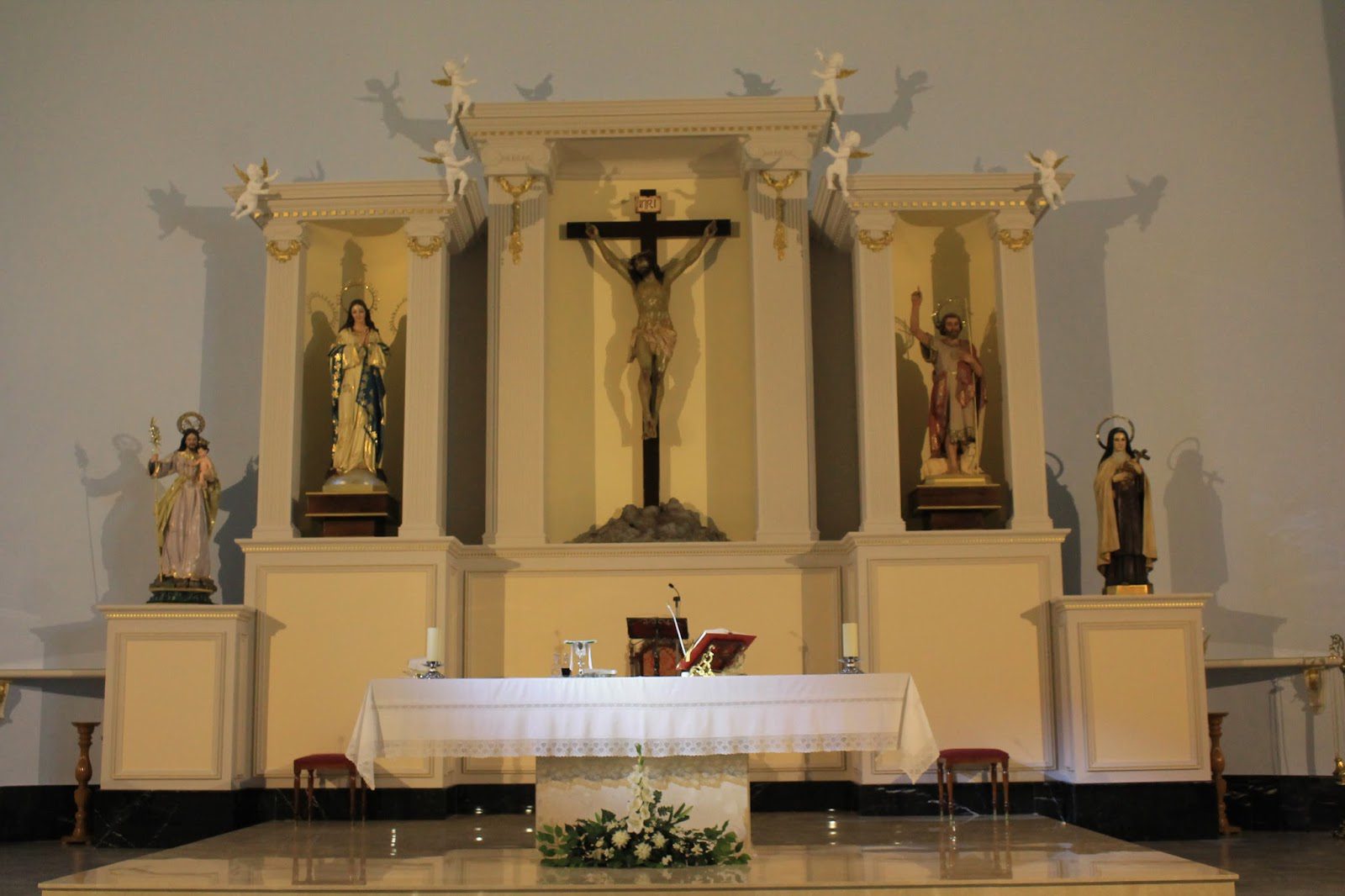 La iglesia de San Juan cuenta ya con un retablo gracias a la generosidad de todos sus feligreses