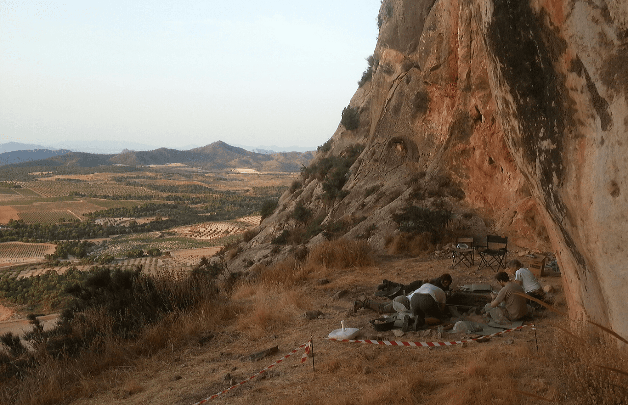 Quince arqueólogos finalizan hoy sus excavaciones en el Abrigo del Monje