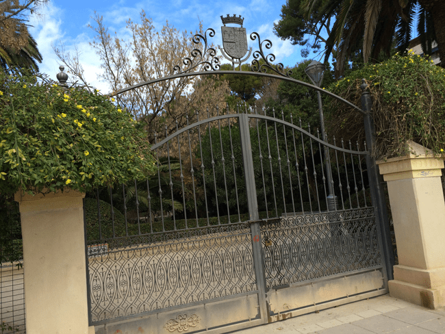 Dos farolas y un árbol caídos, principales destrozos del viento