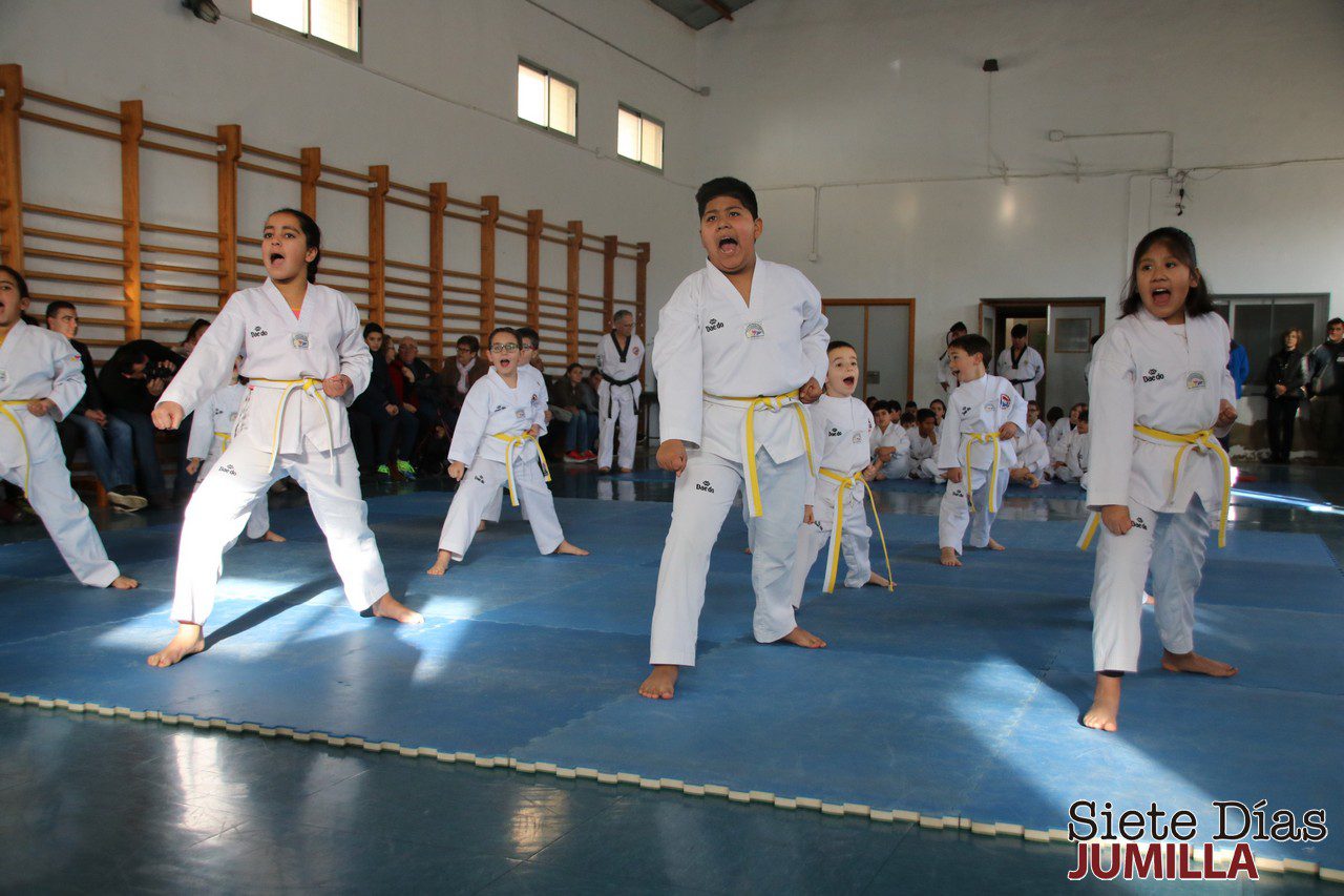 El taekwondo jumillano ‘pasa revista’ a casi 80 alumnos (Fotos)