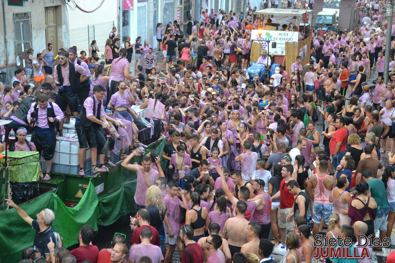 Los peñeros y alrededor de 60.000 litros de vino, están preparados para teñir de violeta las calles de Jumilla este sábado
