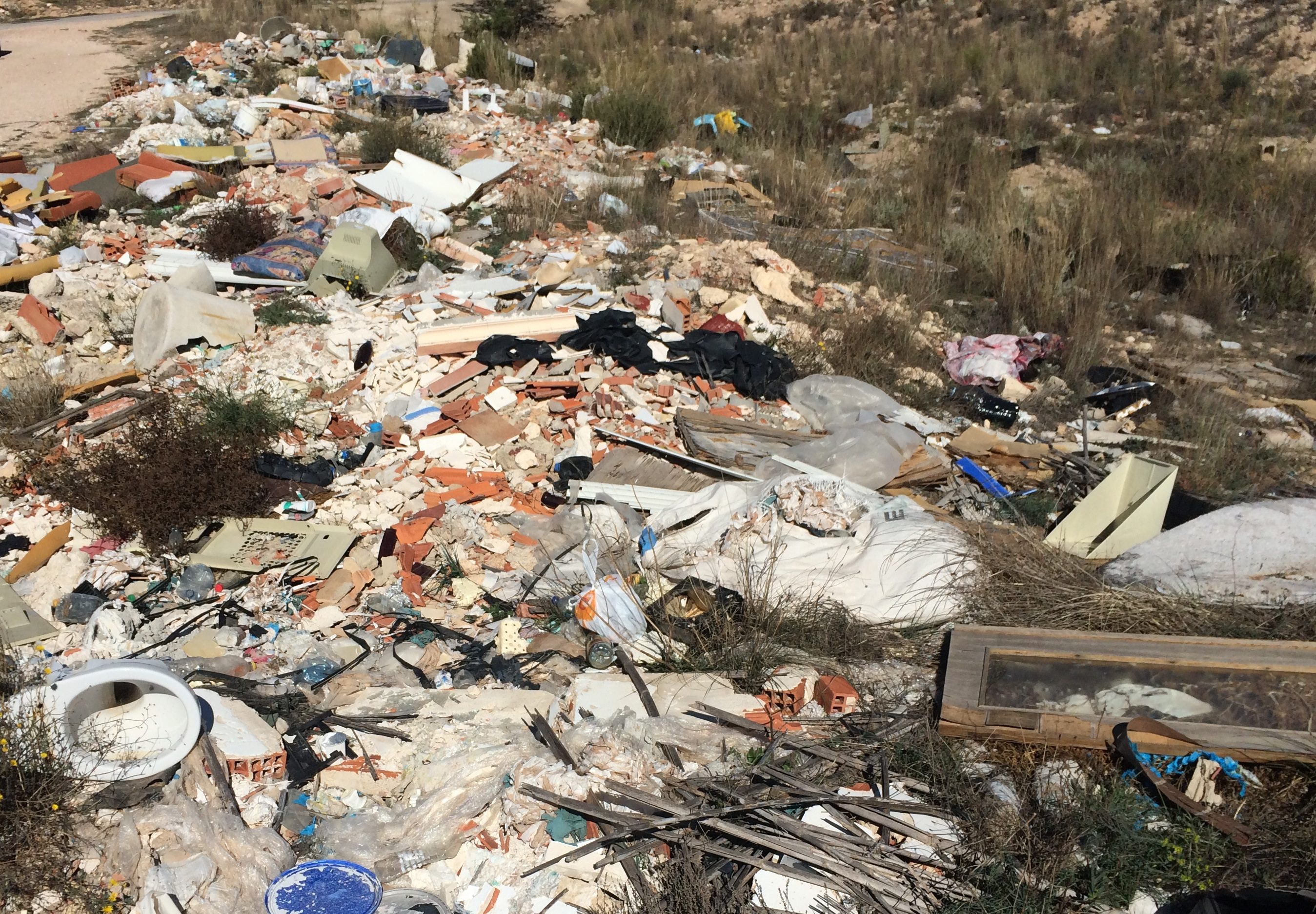 El ayuntamiento ha limpiado los vertederos incontrolados de La Perlita y del Barranco de Villena
