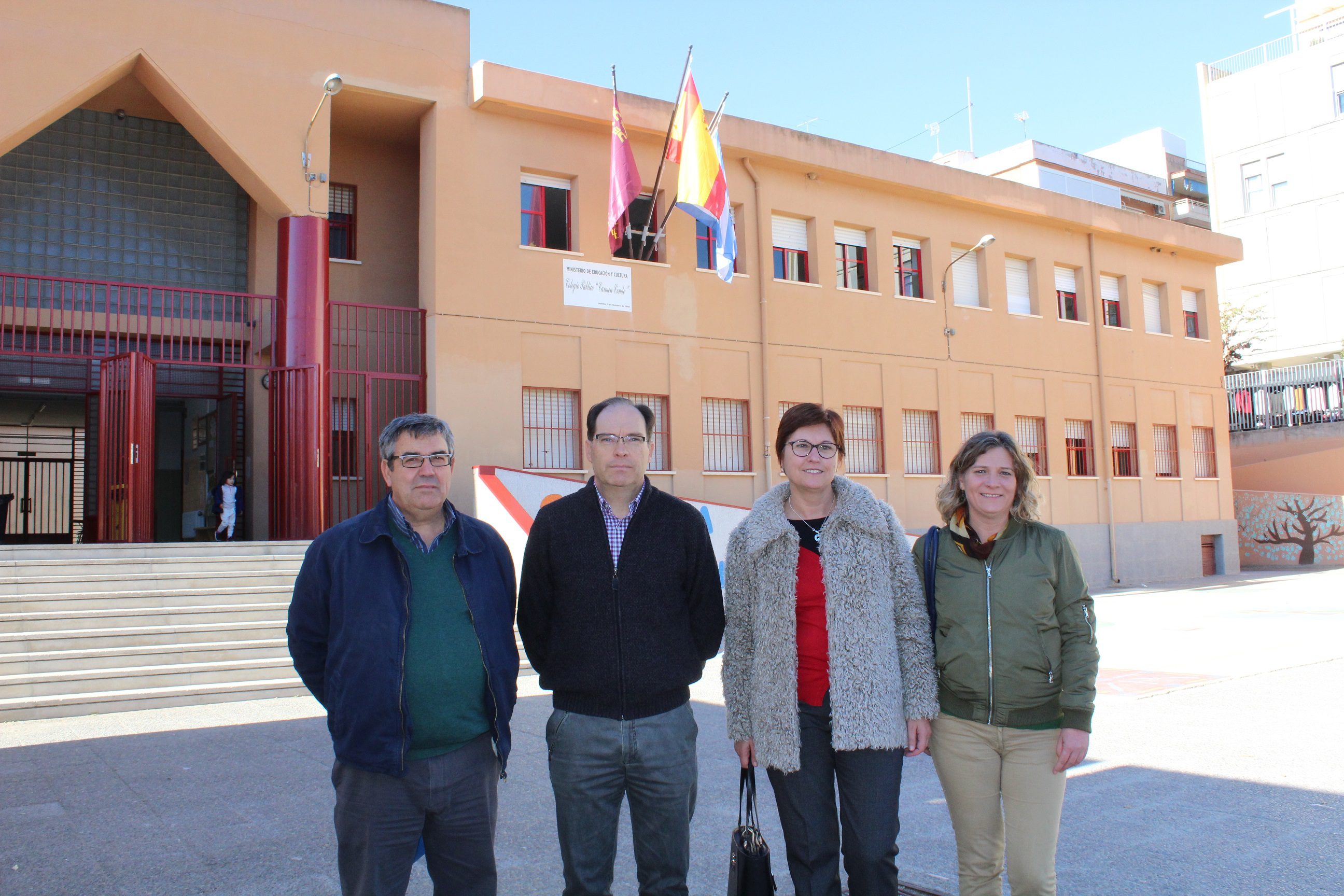 Las banderas de España, Murcia y Jumilla ya lucen en los colegios Príncipe Felipe y Carmen Conde