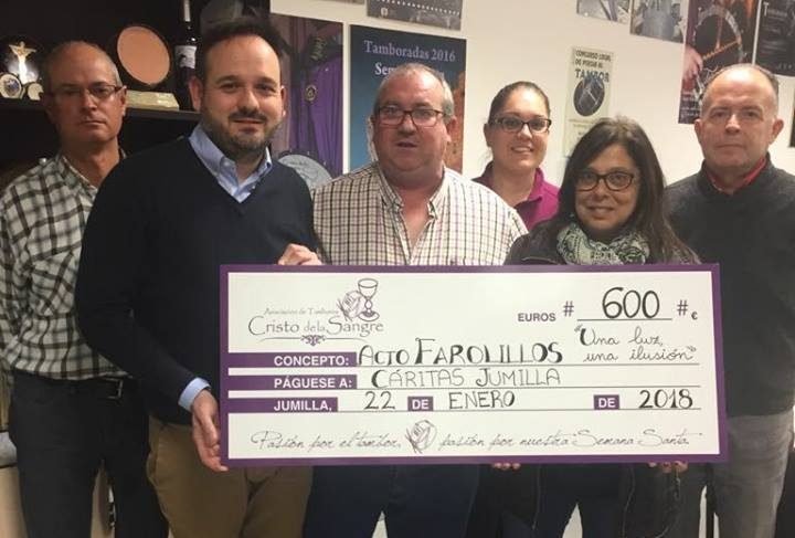 La Asociación de Tambores entrega a Cáritas el cheque de los farolillos solidarios