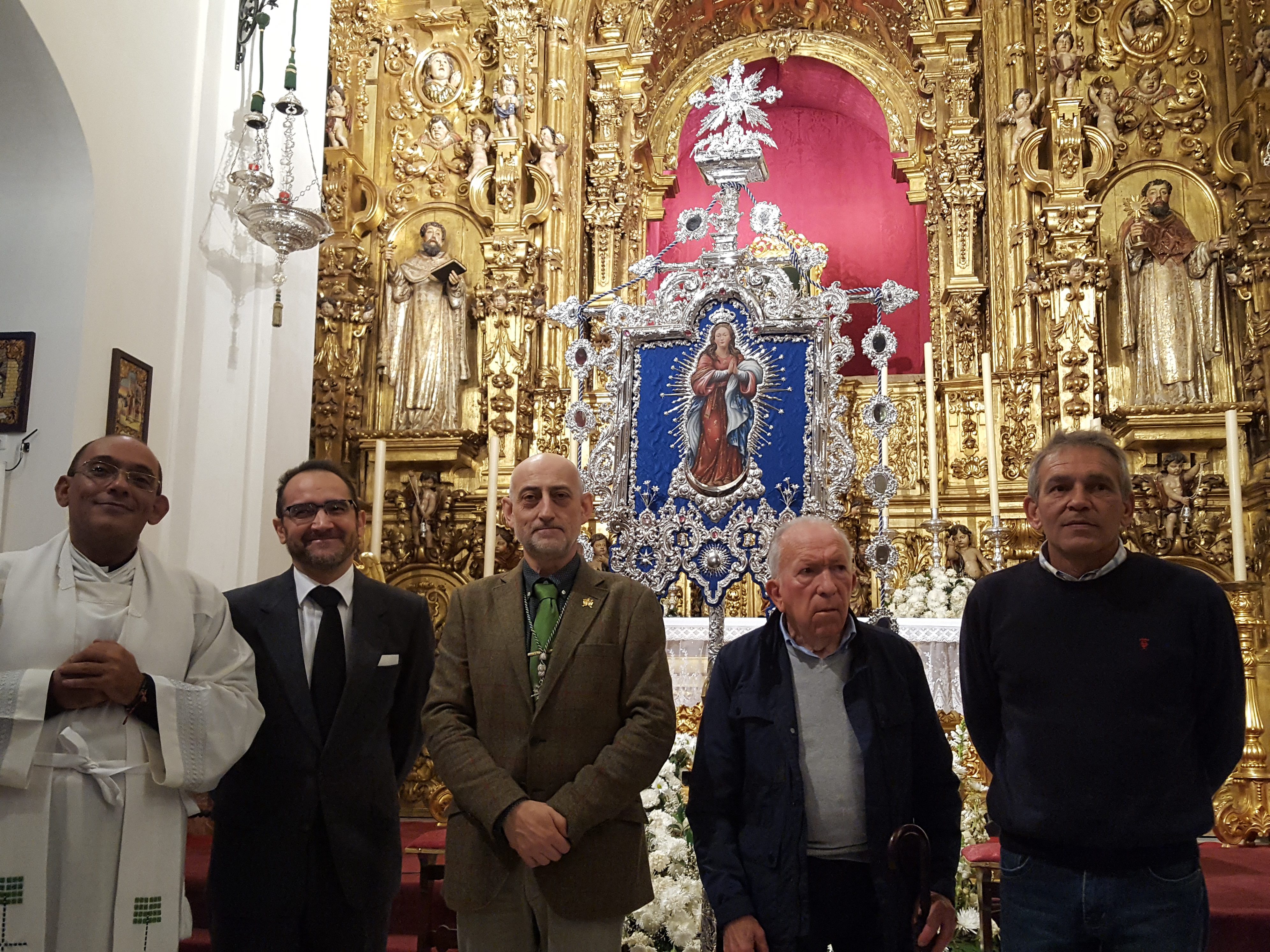 Los hermanos del Cristo de la Vida viajaron a Sevilla para recoger su nuevo estandarte
