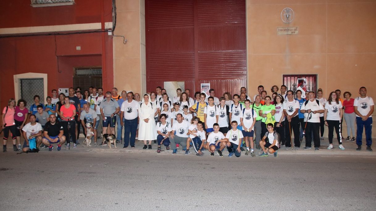Cien personas marchan junto al Santo Costado en la cuarta edición de la Marcha Nocturna Solidaria