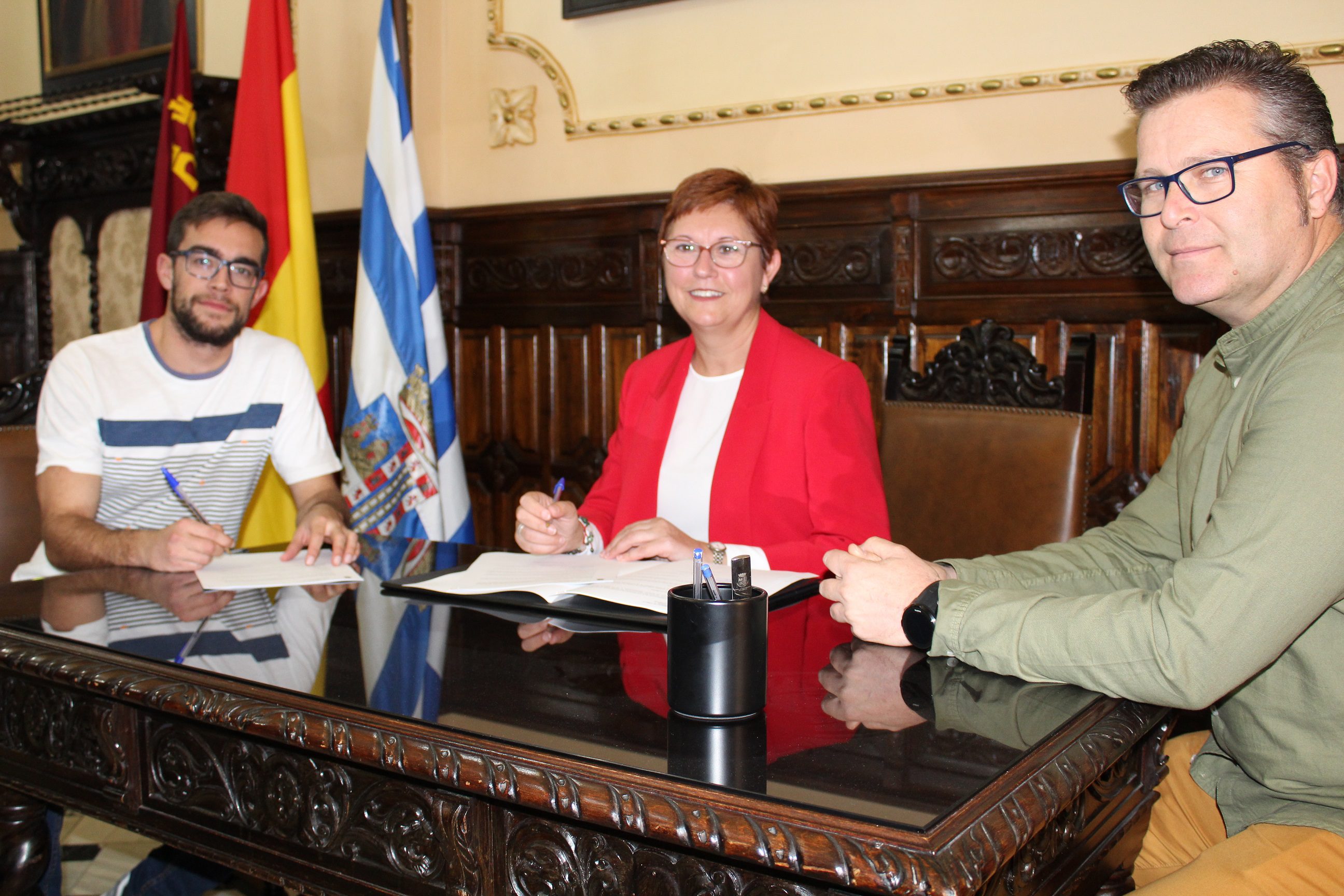 Consistorio y Federación de Peñas firman el convenio por el que el colectivo recibirá 25.000 euros