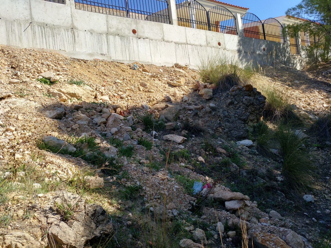 IU-Verdes Jumilla exige la retirada de escombros del lateral del cementerio