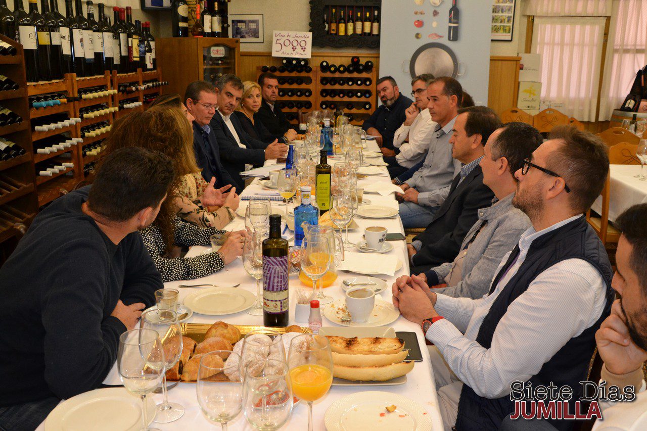 Tres candidatos del PP al Congreso y al Senado se reúnen en Jumilla con empresarios del sector agroalimentario