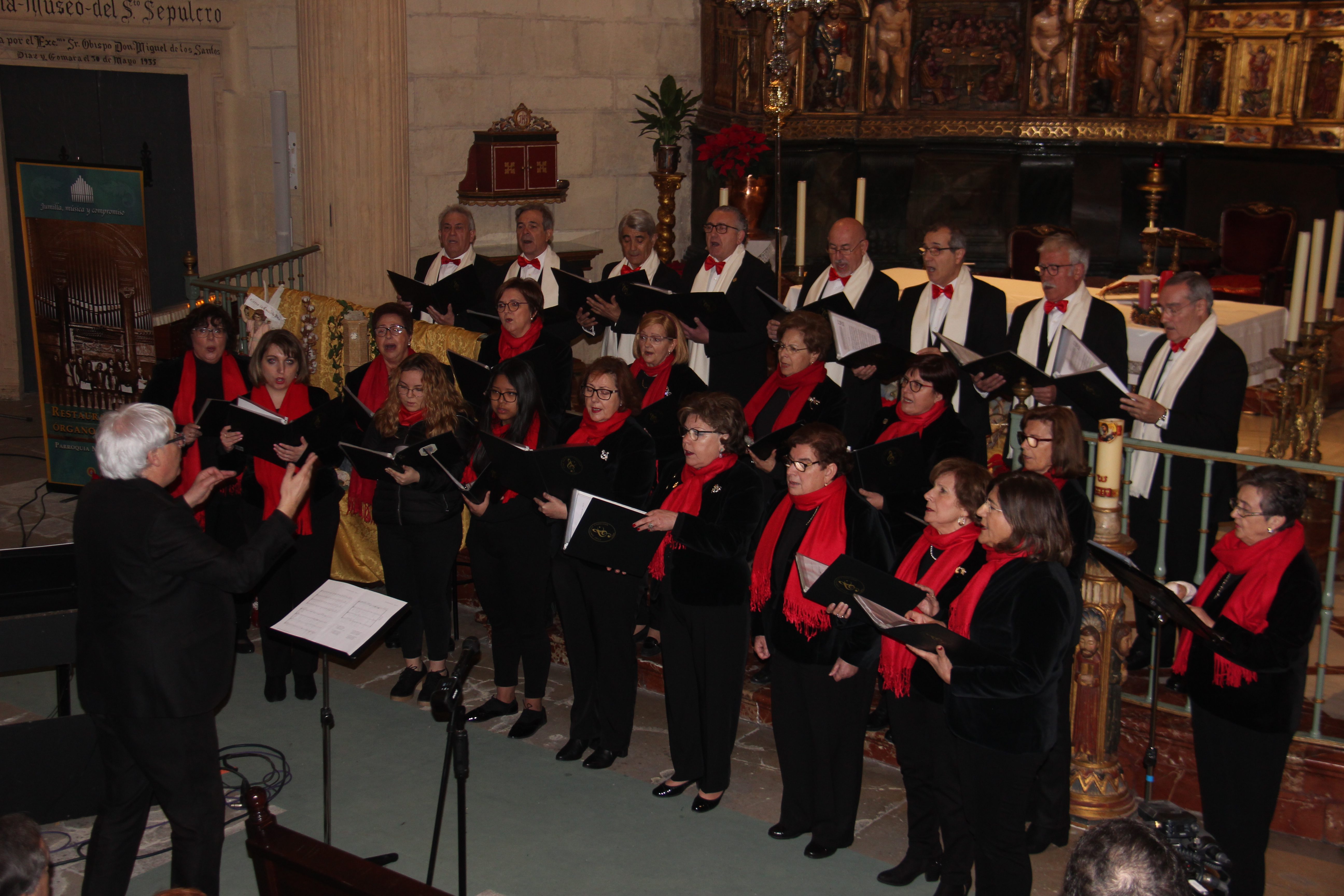 La Coral Canticorum celebra su concierto de Navidad en la iglesia de Santiago