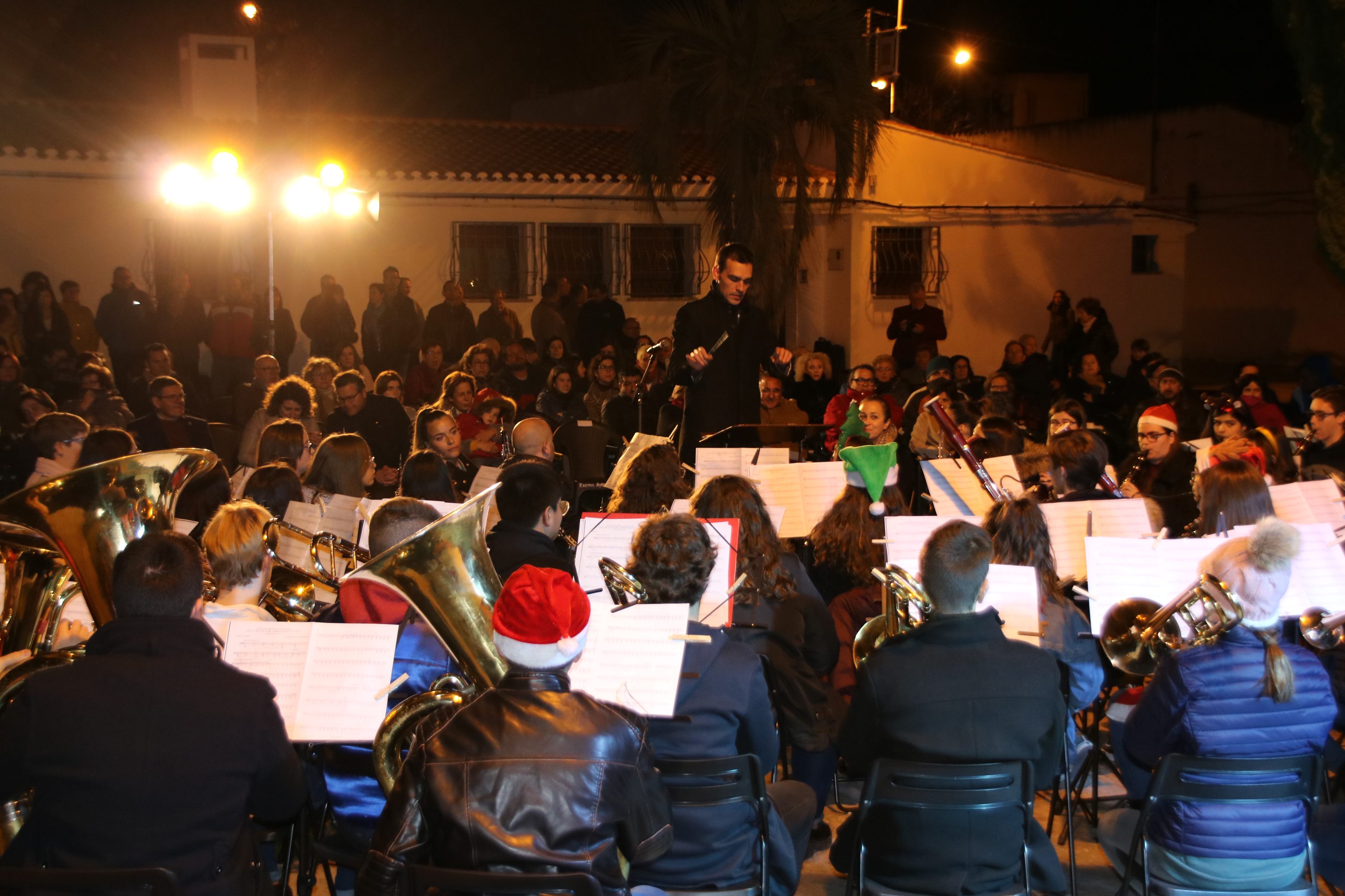 Los músicos de la Julián Santos ponen la banda sonora a la Navidad en La Estacada