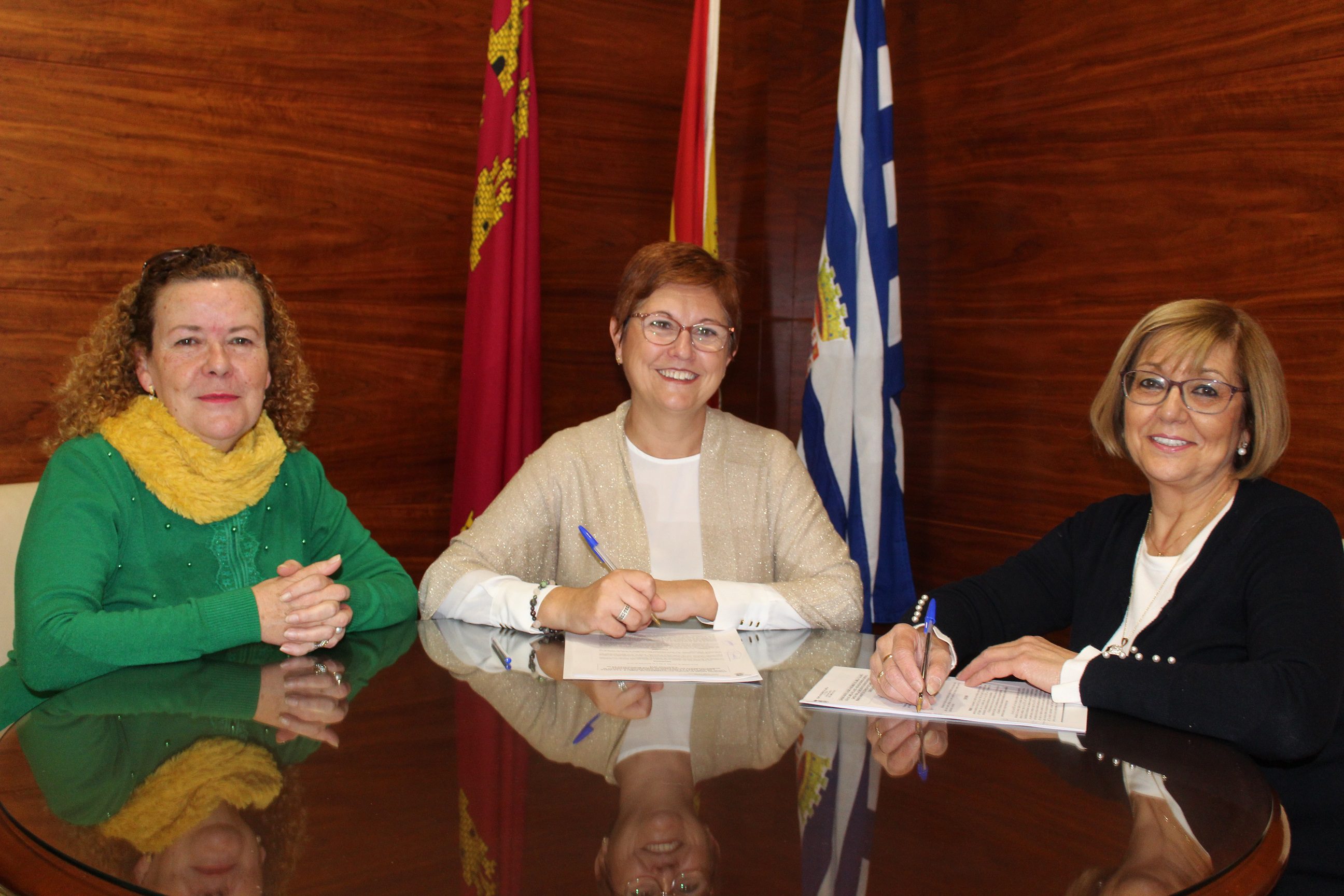 El Ayuntamiento ha firmado los convenios con la junta local de la AECC y la de los tambores