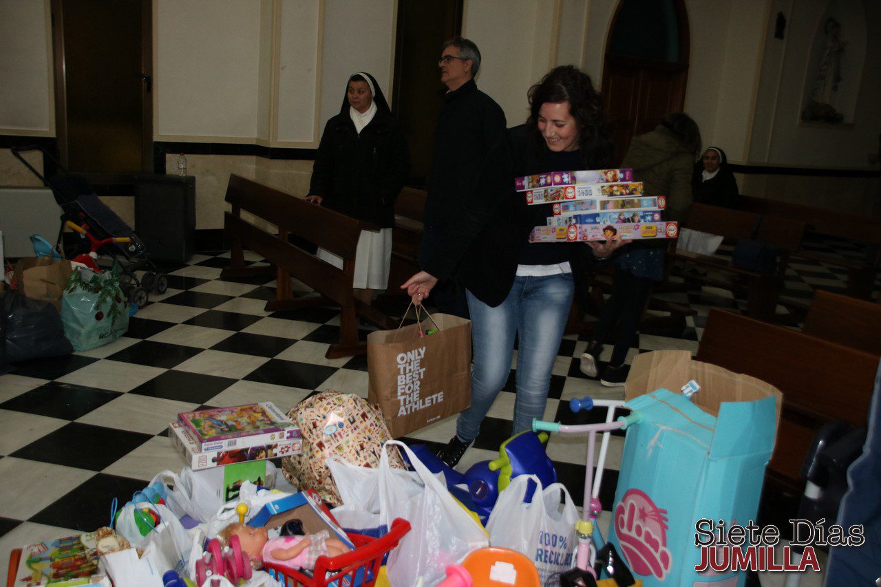 Muchos jumillanos donan juguetes y artículos de bebé que irán a Cáritas