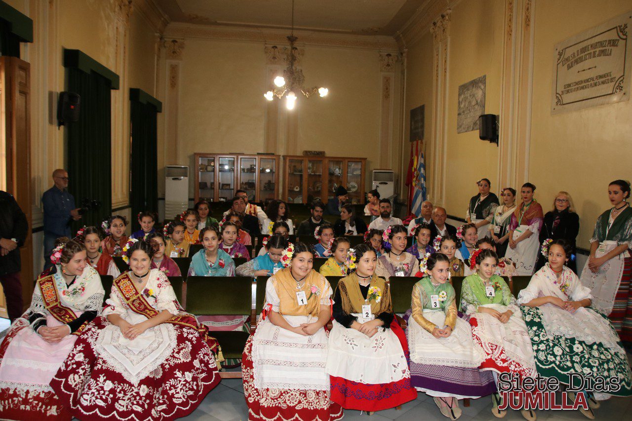 Las 24 aspirantes a Reina de la Huerta Infantil llenaron de color Jumilla