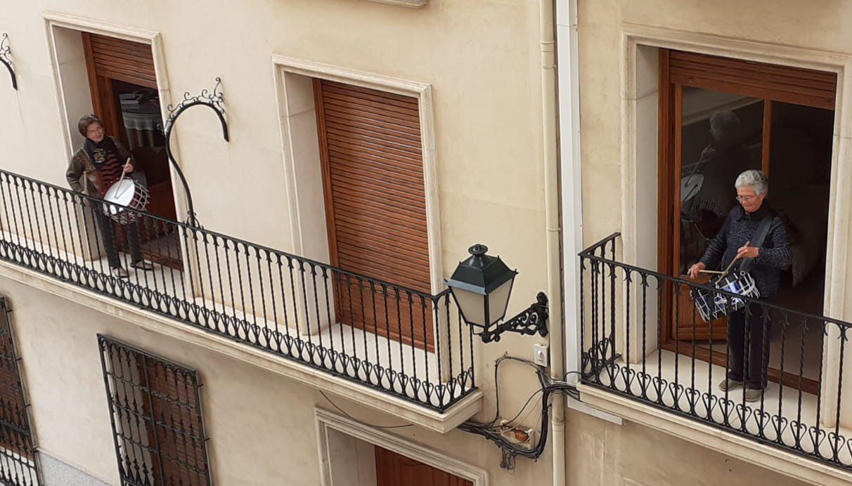 Los tamborileros jumillanos hicieron vibrar a sus vecinos desde los balcones