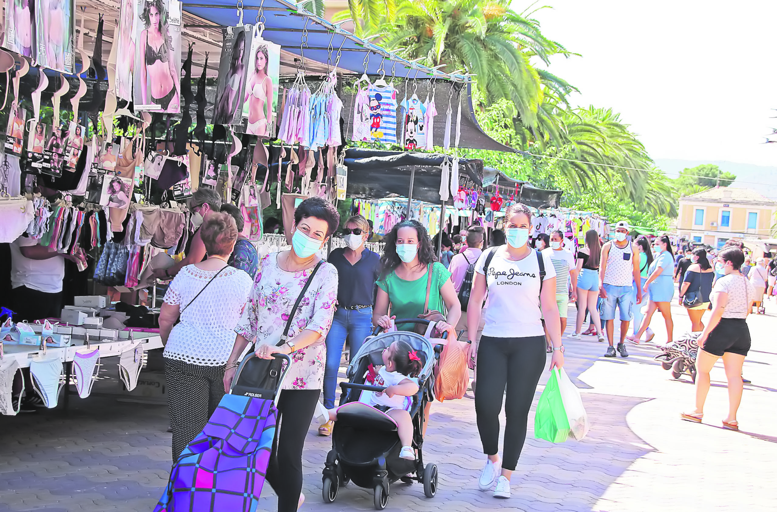 El mercado semanal cuenta desde el pasado martes con todos los puestos