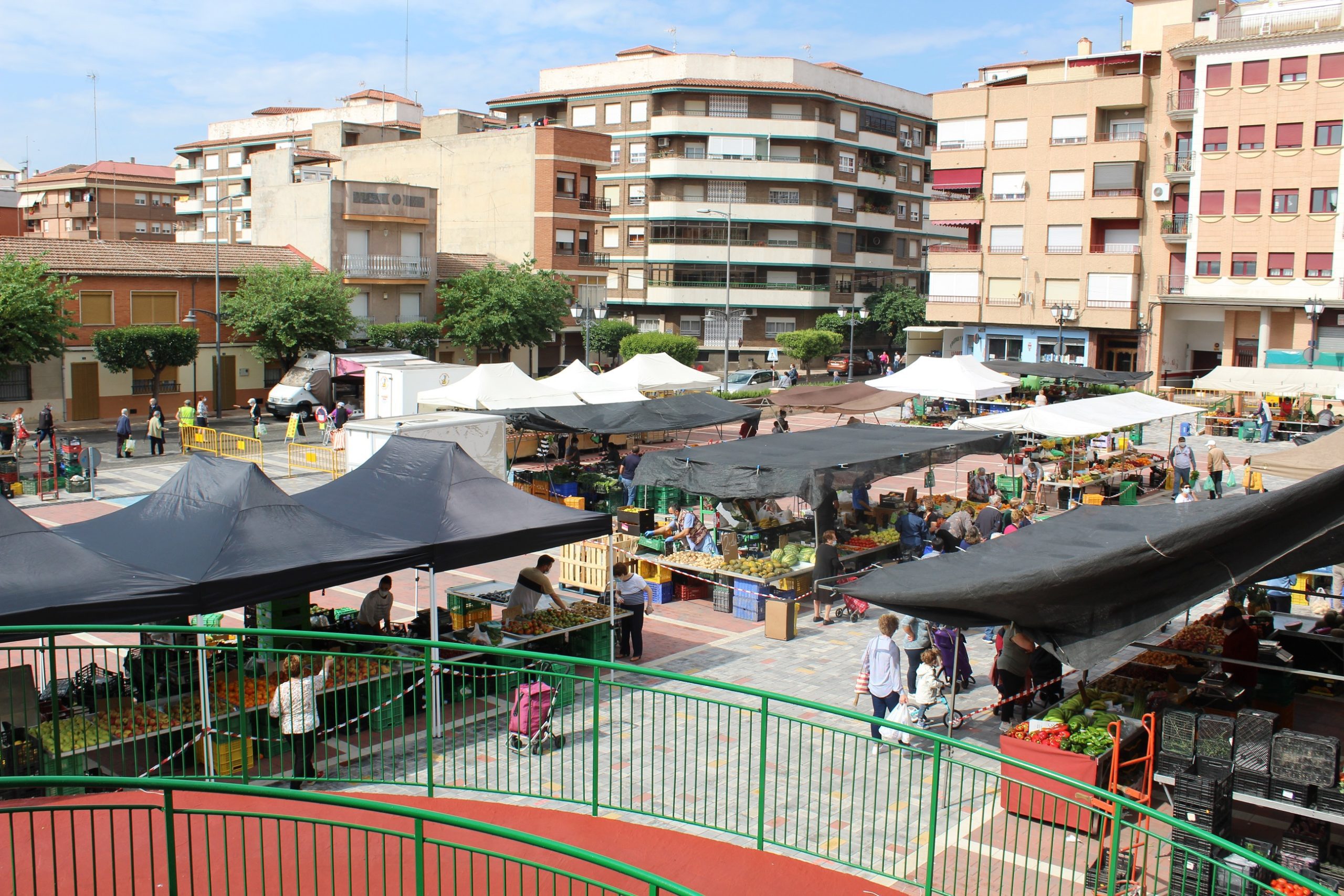 El Mercado de Abastos ya incorpora puestos de textil y calzado el próximo martes
