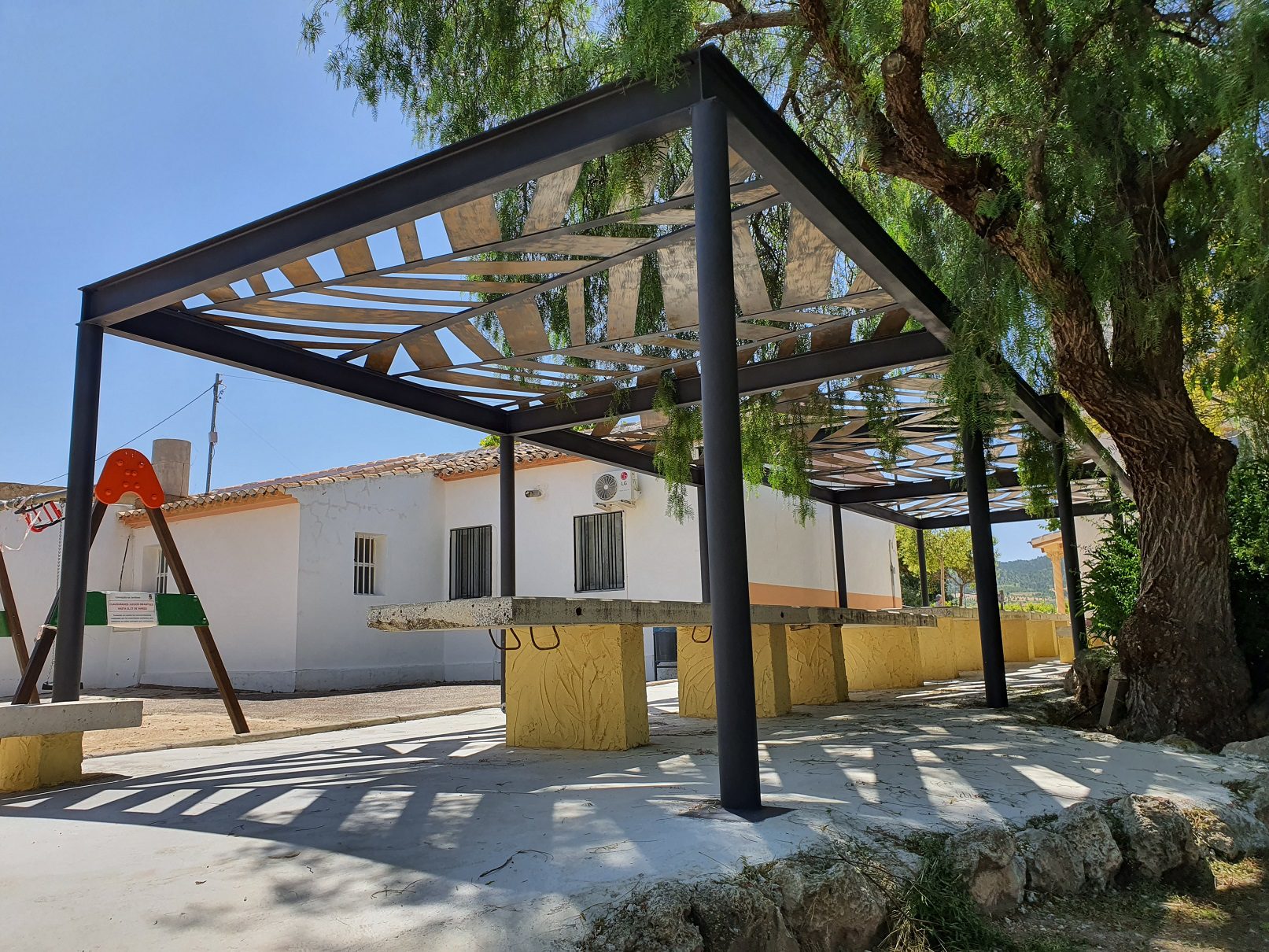 La plaza de la Ermita de Las Encebras cuenta ya con un sombraje ‘participativo’