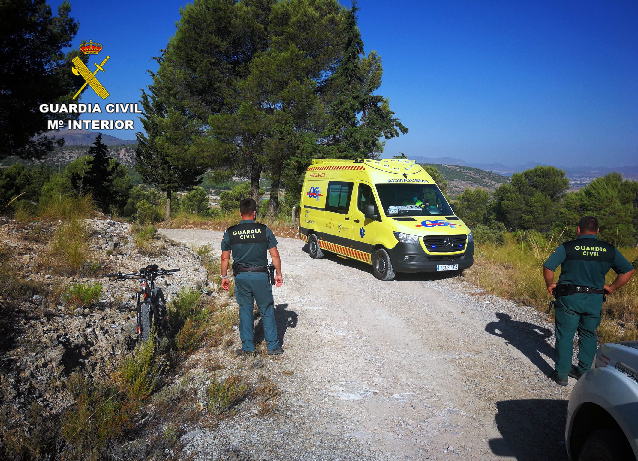 La Guardia Civil auxilia a un ciclista en El Carche después de sufrir una grave caída