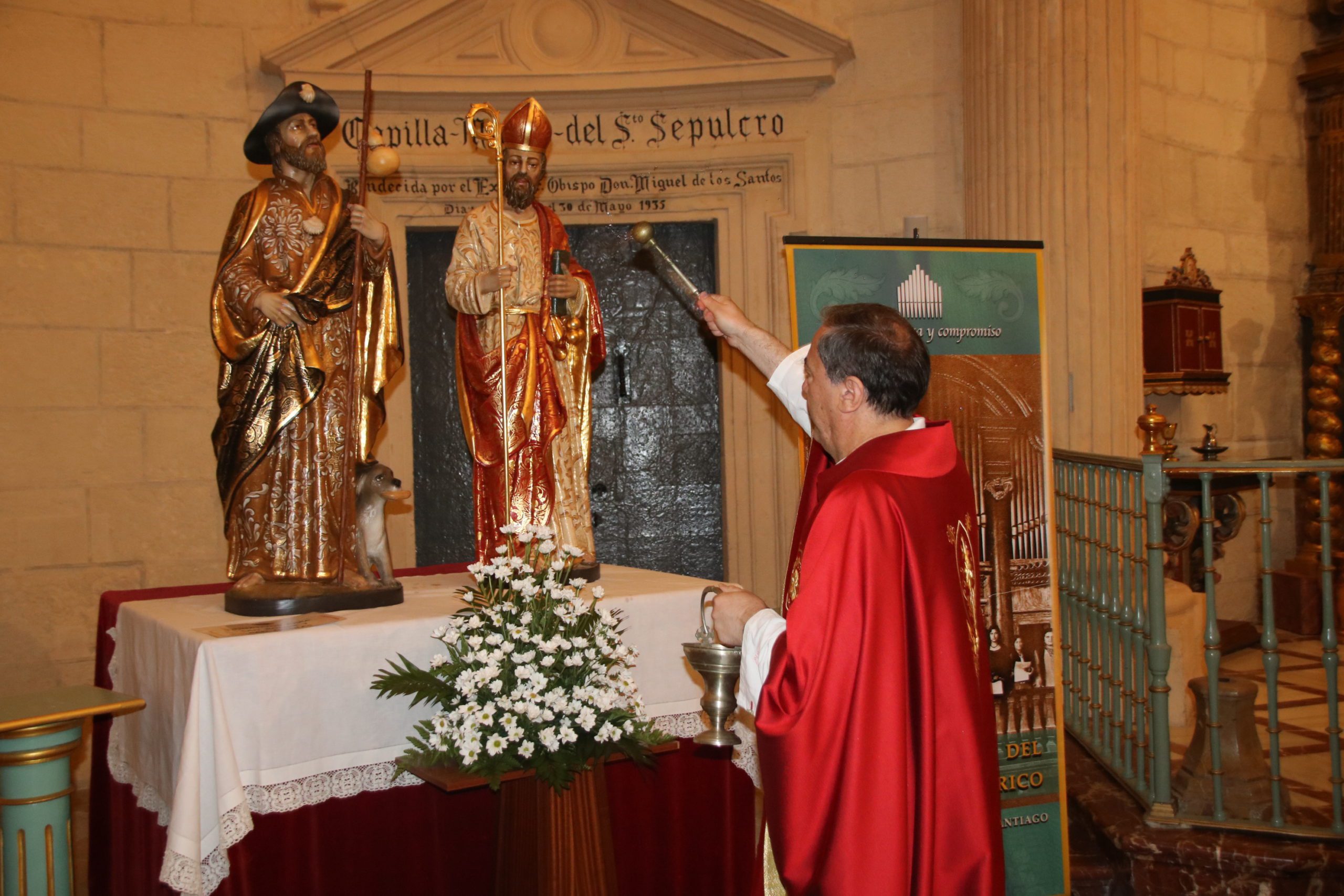 San Roque y San Nicolás de Bari ya lucen en el altar de la Iglesia de Santiago