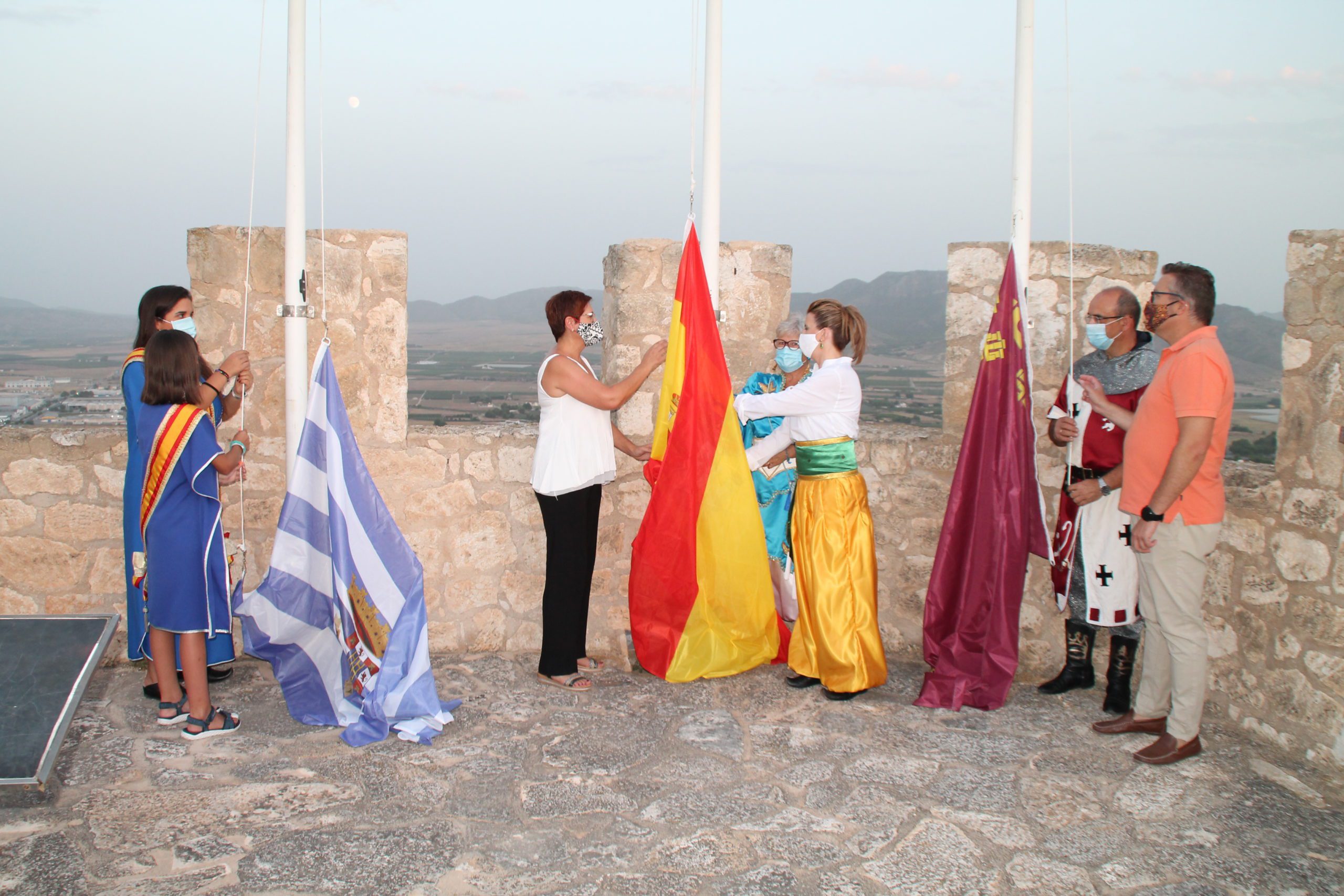 El izado de las banderas en el Castillo abre las ‘fiestas’