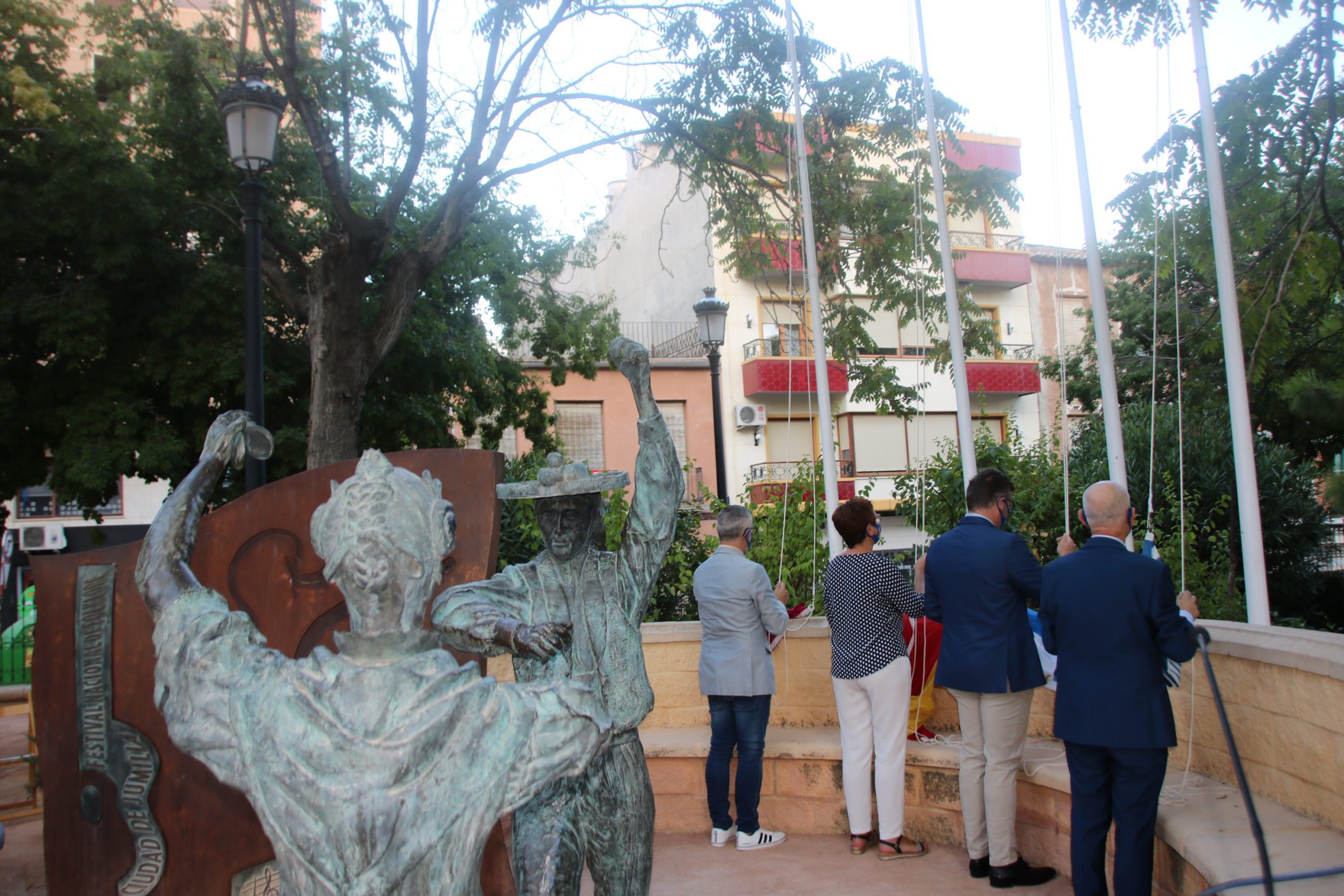 El FNF izó su bandera junto a las enseñas de las 17 Comunidades Autonómas de España, en el jardín de la Glorieta