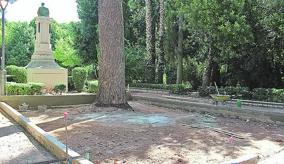 Personal municipal de Servicios está reconstruyendo el parterre de la estatua de Roque Martínez