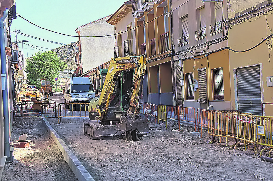 Continúan las obras de renovación y mejora de la calle Álvarez Quintero