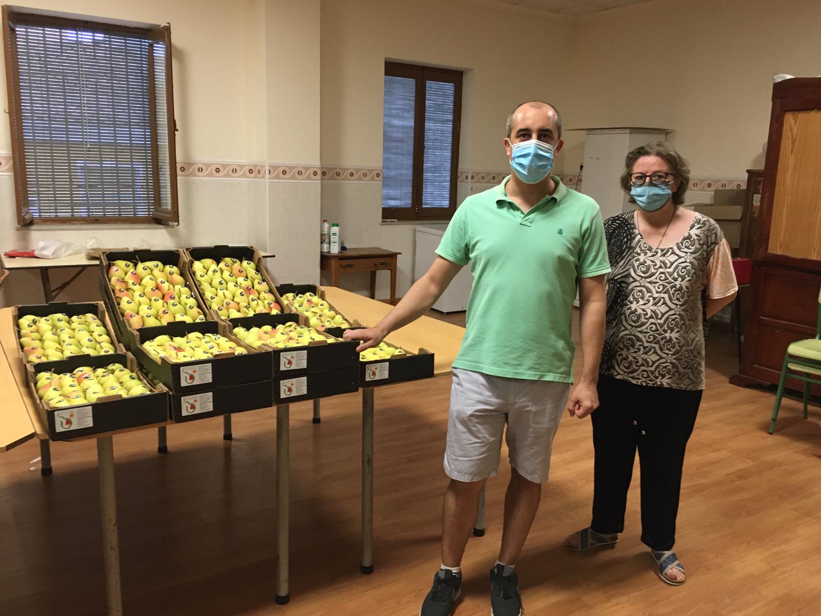 La DOP Pera de Jumilla dona a Cáritas 140 kilos de esta fruta de la variedad Ercolini